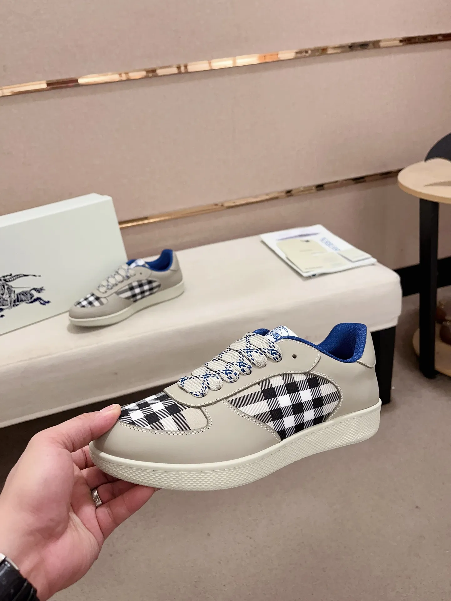 Men's shoes💰: 620💰Top version🥳◾️▫️The new Burberry men's classic low-top sneakers are reinterpreted with Vintage retro plaid cotton material and calfskin, decorated with a new brand logo. First-layer cowhide lining, embossed Burberry logo on the heel, and original TPU outsole! Code number: 38-45. Women's sizes and 46 can be customized.